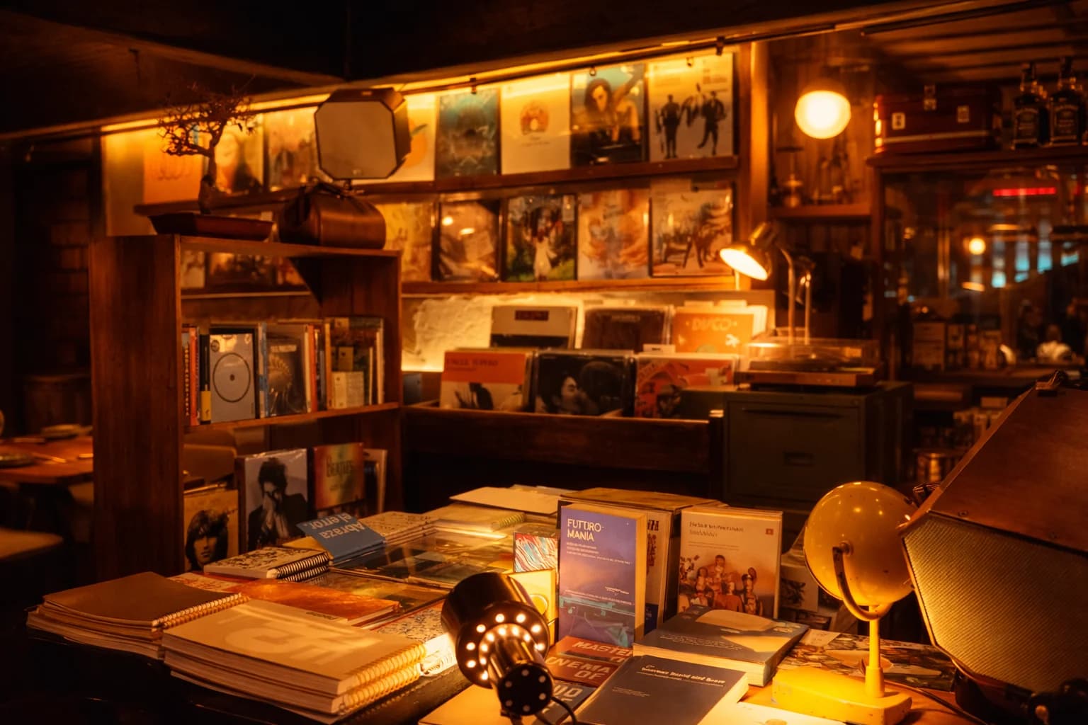 La sala de Antena, con discos y publicaciones cubriendo la pared y una mesa larga debajo