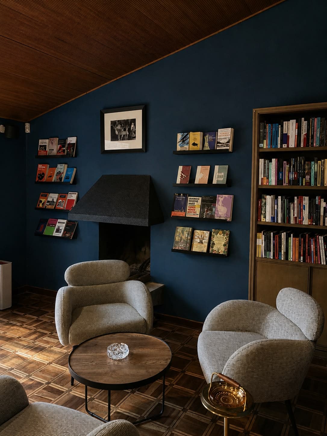 La sala azul de Casa Hemingway, con la chimenea y dos sillones